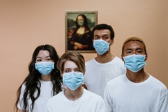 Pflegekräfte mit Maske