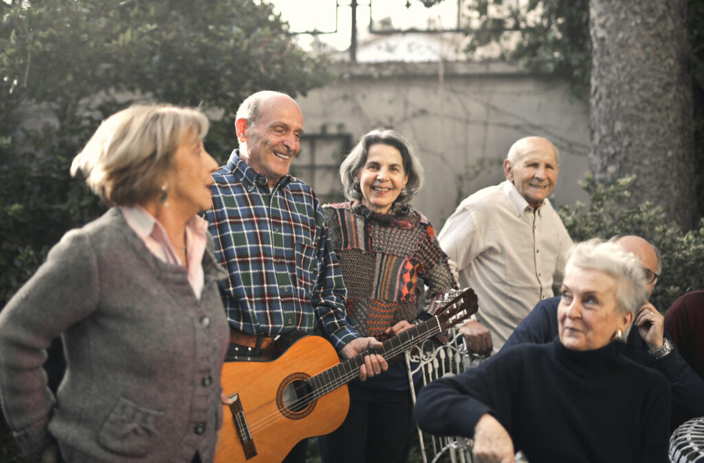 Senioren machen Musik als nicht-medikamentöse Therapie 